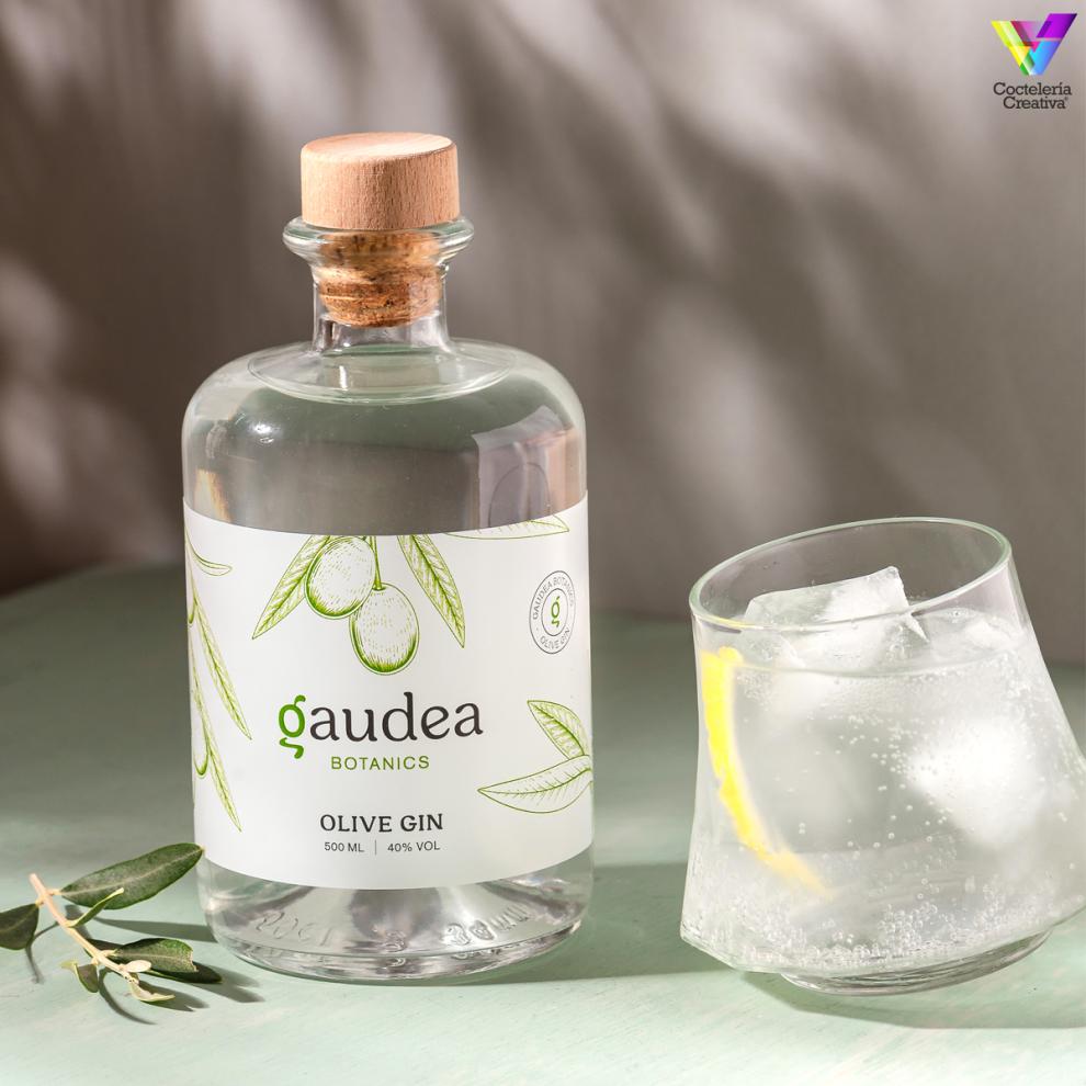 imagen botella de la Nueva ginebra elaborada con aceitunas, Gaudea Botanics