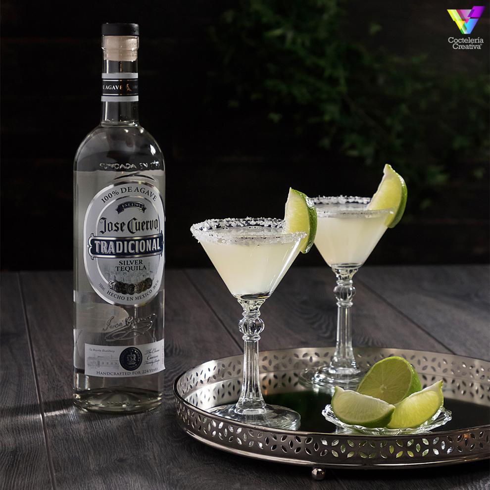 Botella de Jose Cuervo con dos copas de Margarita Botella de Jose Cuervo con dos copas de Margarita