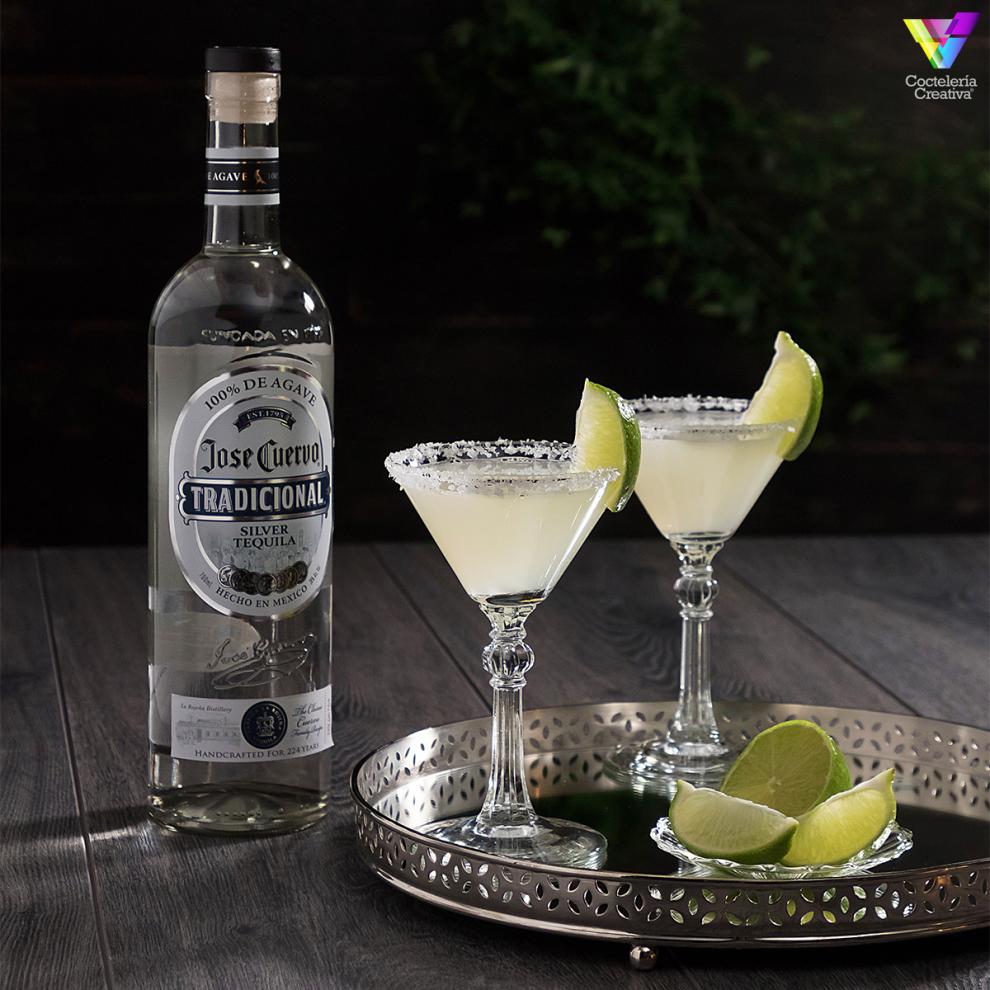 Botella de Jose Cuervo con dos copas de Margarita