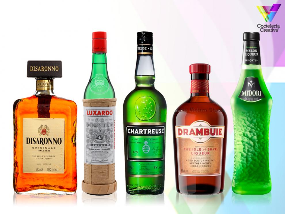 Disaronno, Luxardo, Chartreuse, Drambuie, Midori imagen licores indispensables para disfrutar de cócteles clásicos