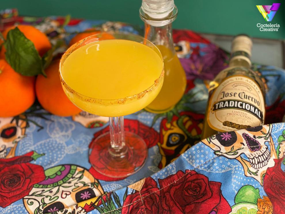 imagen del cóctel margarita hot rita y botella de tequila jose cuervo tradicional