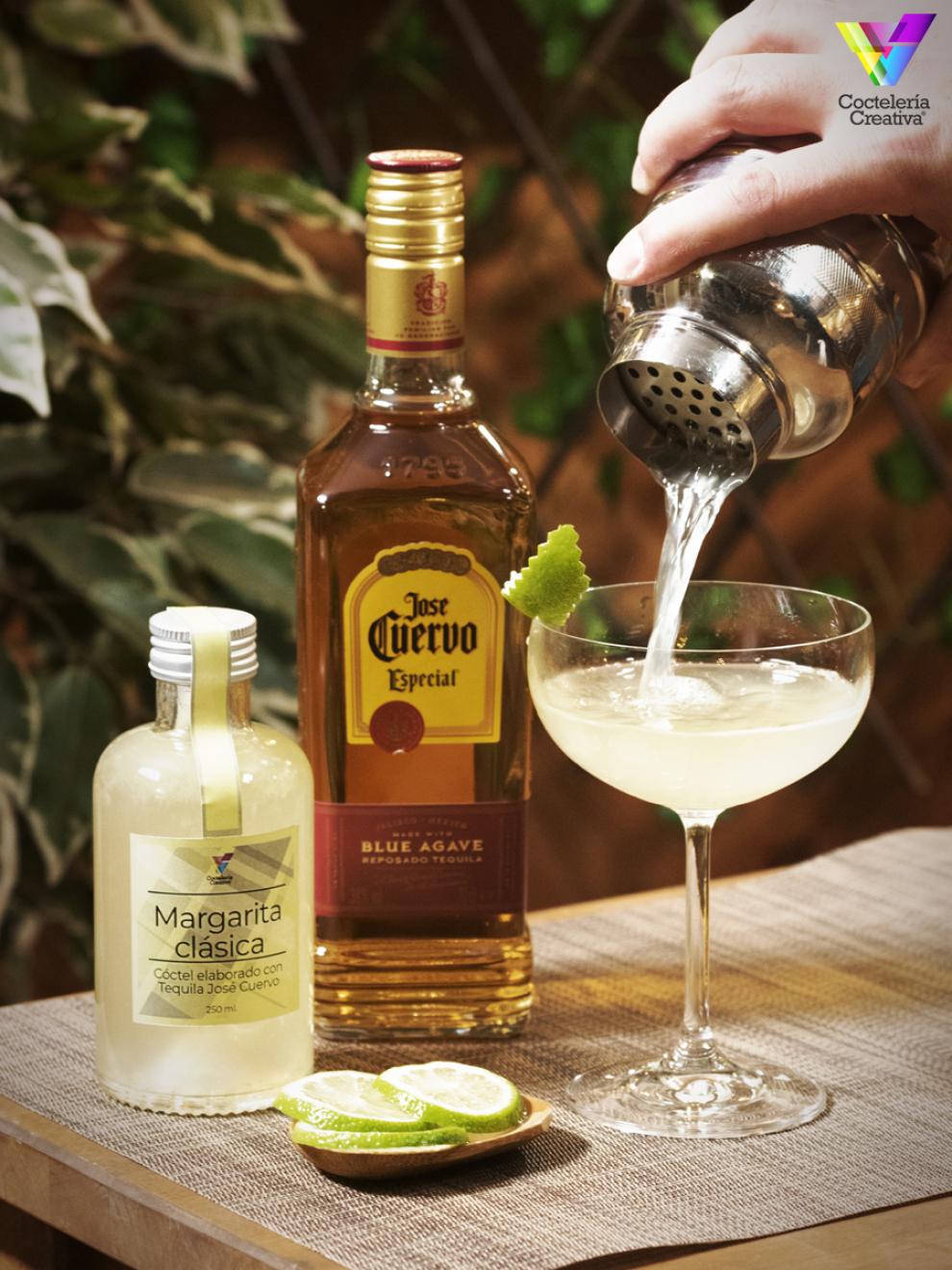 imagen cóctel Margarita con botella Jose Cuervo Reposado