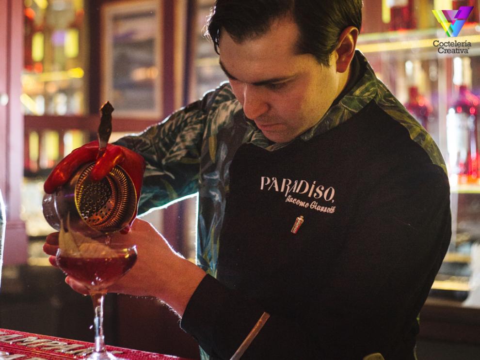 imagen del bartender Giacomo Giannotti preparando un cóctel negroni