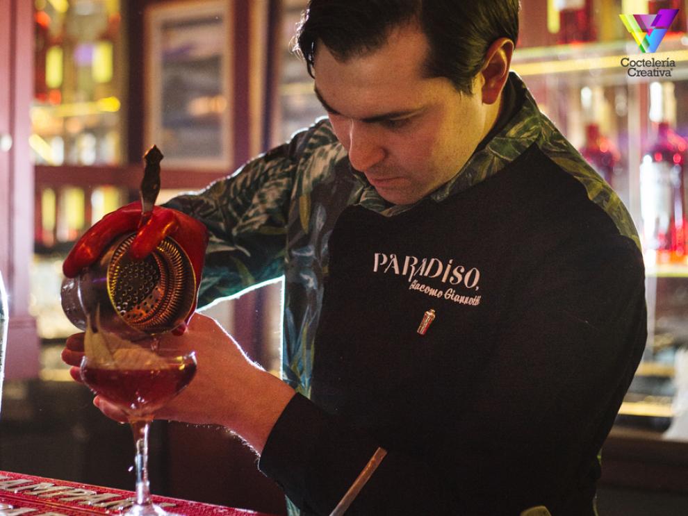 Giacomo Giannotti preparando un cóctel Negroni en su centenario imagen del bartender Giacomo Giannotti preparando un cóctel negroni
