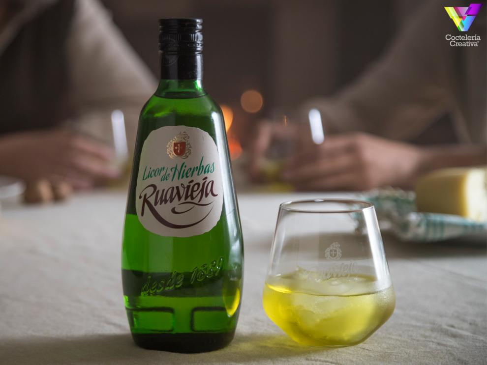 imagen botella de Ruavieja y copa
