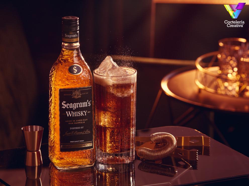 imagen botella de Seagram’s Whisky con combinado