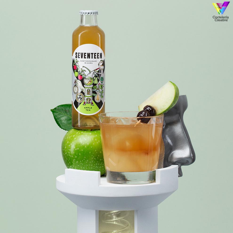 Seventeen Apple Kombucha imagen bodegón botella y cóctel Seventeen Apple Kombucha