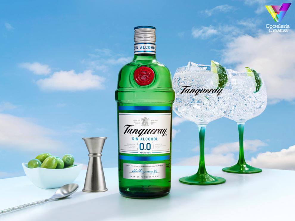 imagen de la botella de tanqueray sin alcohol con dos copas de gin tonic