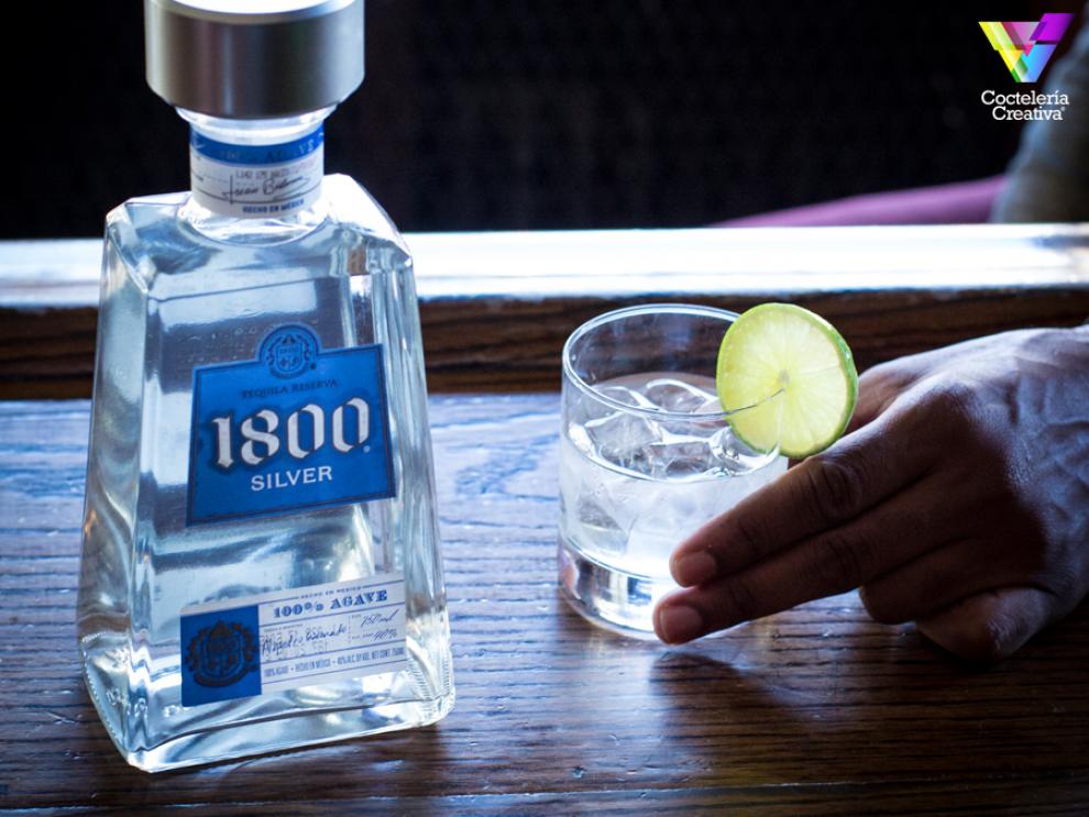 imagen botella tequila 1800 y coctel