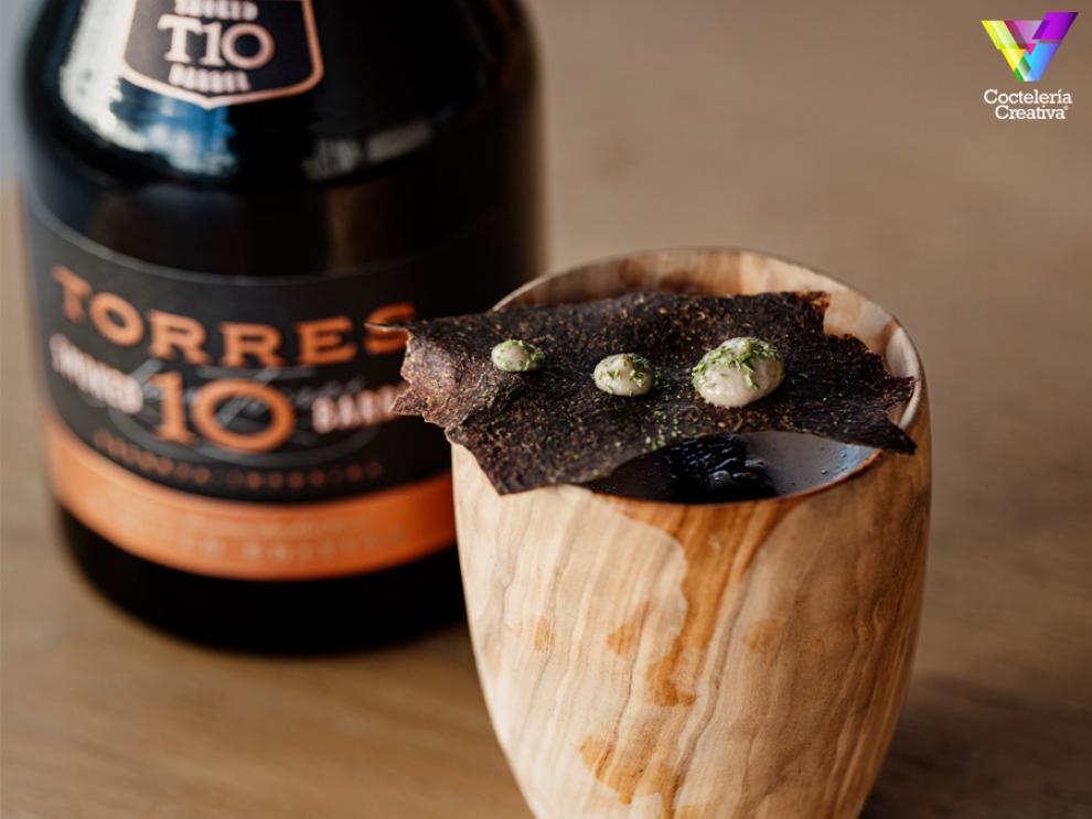 imagen cóctel con botella Torres 10 Smoked Barrel