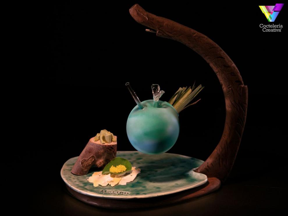 imagen del cóctel totem por raimondo palombo de atelier cocktail bar