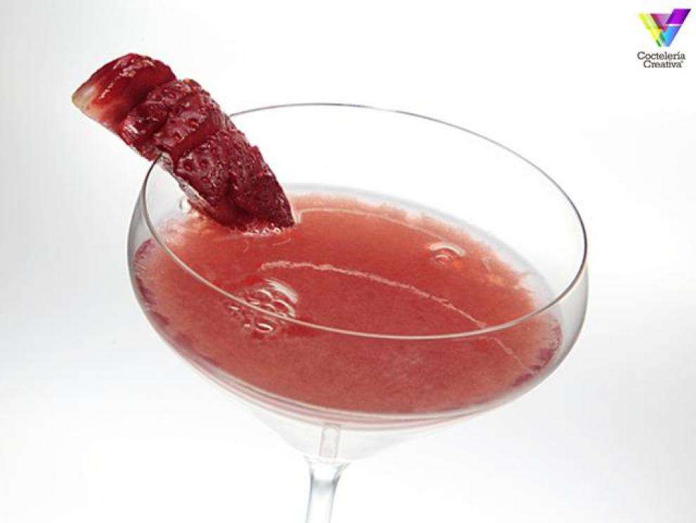 Imagen de cóctel con decoración en copa de cocktail