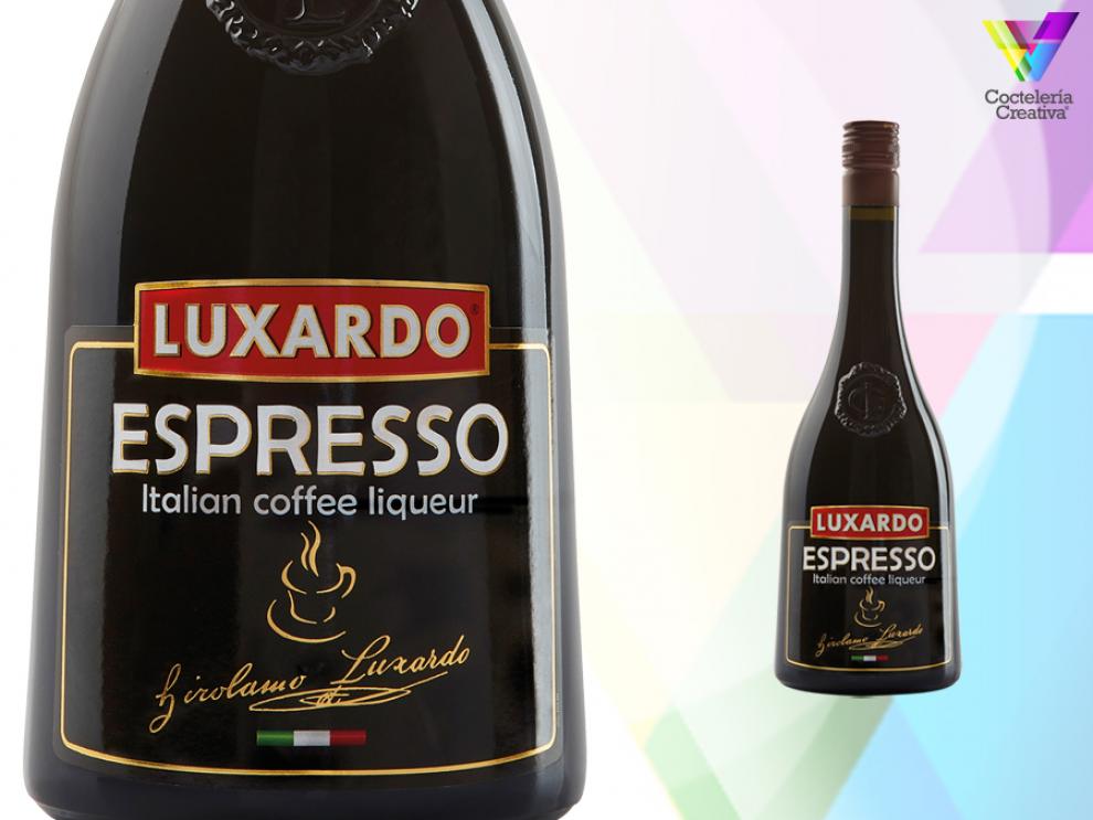 Detalle de la etiqueta de Luxardo Espresso e imagen de la botella completa