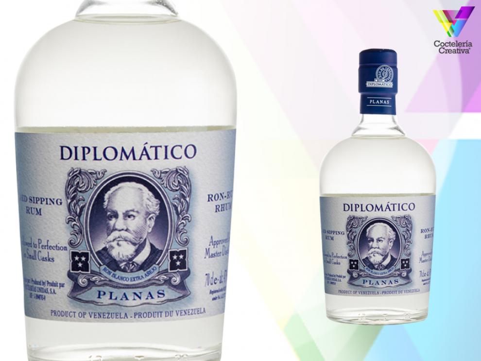 imagen de botella de ron diplomatico planas con detalle de la etiqueta