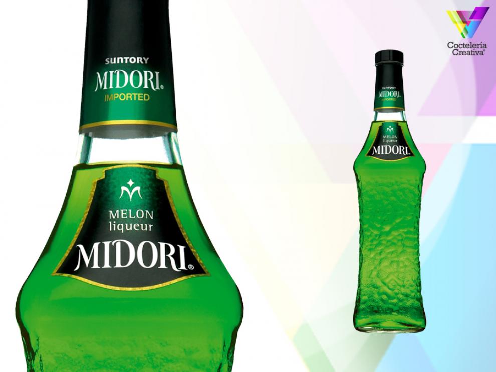 imagen de la botella de midori licor de melon con detalle de la etiqueta