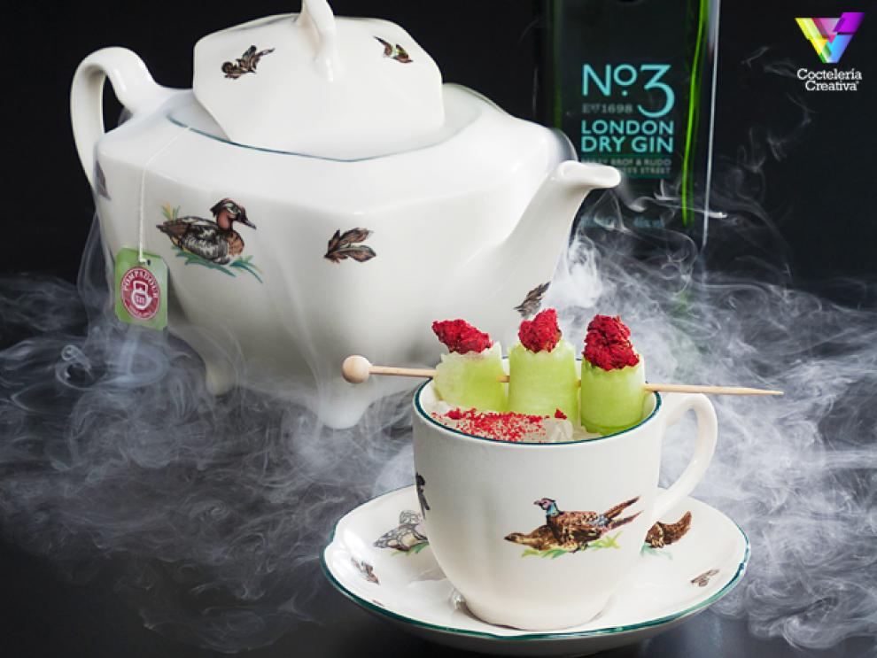 Cóctel Sandalis Tea con No3 London Dry Gin Imagen cóctel en taza de té Sandalis Tea