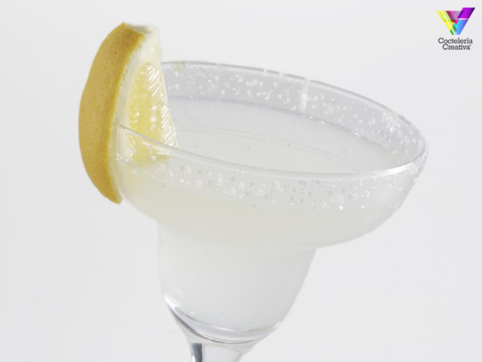 Imagen del cóctel Margarita con rodaja de limón en copa de cocktail